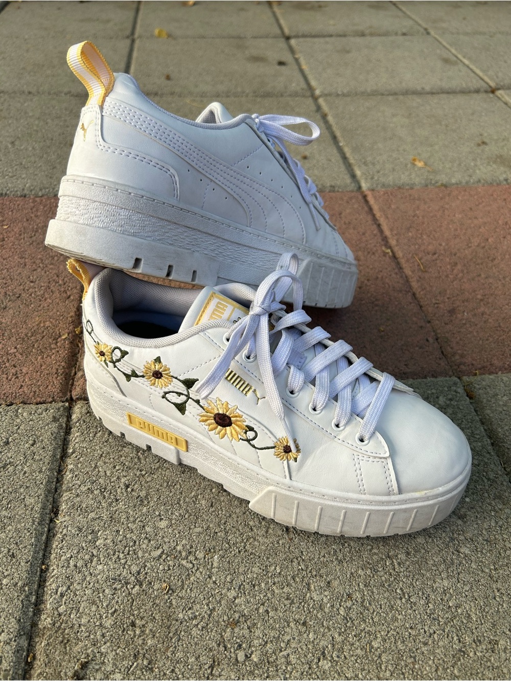 EUC women’s Puma Mayze platform embroidered sunflower fall shoes